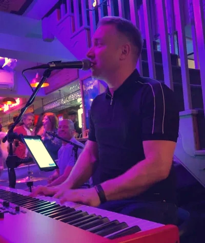 Carl Sinclair live at the keys