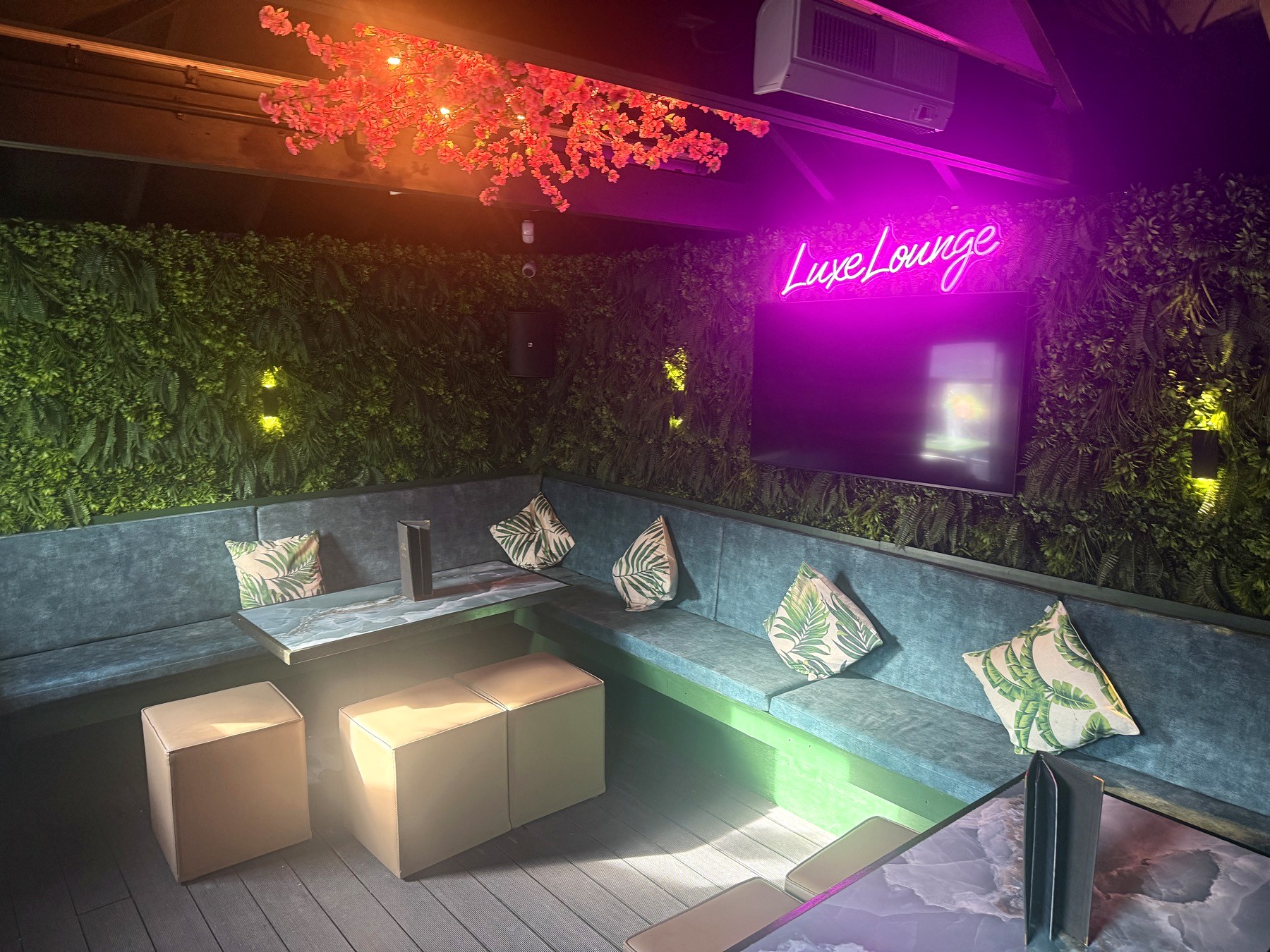 The private Luxe Lounge